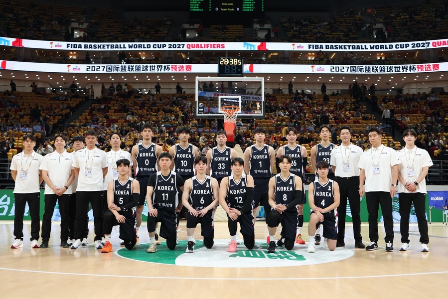 ▲ 대한민국 남자 농구 국가대표팀 단체 사진(왼쪽 첫번째가 김두한 교수).ⓒ동산병원