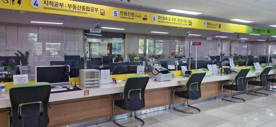 ▲ 하동군은 기존 화요일에만 운영하던 야간 민원실을 2026년부터 목요일까지 확대한다.ⓒ하동군