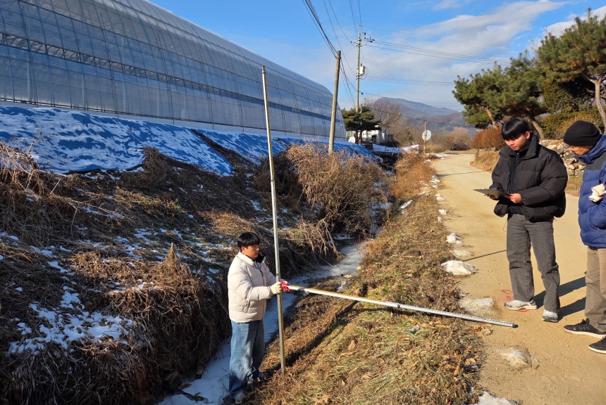 ▲ 가평군 자체설계단 기술직 공무원들이 현장 점검을 하고 있다 ⓒ가평군 제공