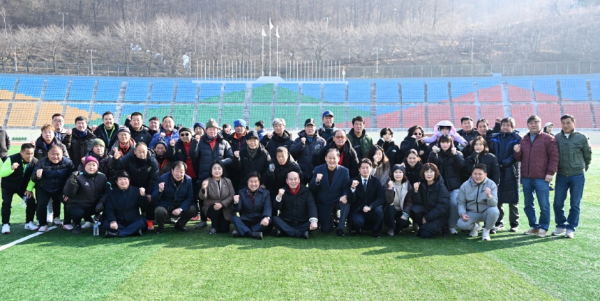 ▲ 동두천시축구협회 회원들이 동두천시 종합운동장에서‘2026년 동두천시축구협회 시무식’을 개최했다 ⓒ동두천시 재공
