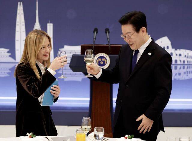 ▲ 이재명 대통령과 조르자 멜로니 이탈리아 총리가 19일 청와대에서 열린 한-이탈리아 공식오찬에서 건배를 하고 있다. ⓒ뉴시스