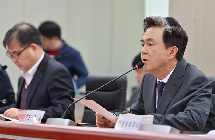 ▲ 김태흠 충남지사가 19일 도청에서 열린 실국원장회의에서 정부 행정통합 인센티브안에 대해 강하게 비판하고 있다.ⓒ충남도
