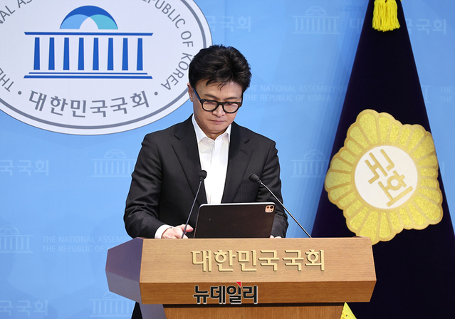 ▲ 당원게시판 사태와 관련해 국민의힘에서 제명된 한동훈 전 대표가 지난 14일 오후 국회 기자회견장에서 긴급기자회견을 열고 입장을 밝히고 있다. ⓒ정상윤 기자