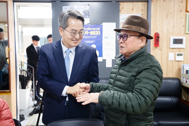 ▲ 김동연 경기도지사가 19일 한파쉼터로 지정된 수원시 인계본동 경로당에서 경로당을 방문한 노인과 인사하고 있다. ⓒ경기도 제공