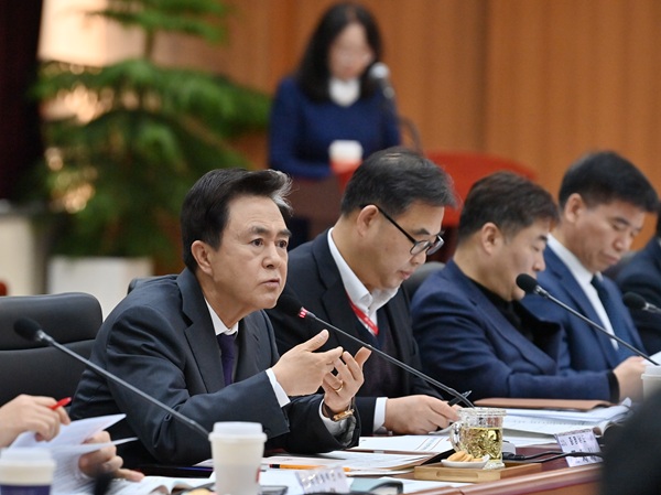 ▲ 김태흠 충남지사가 19일 도청 대회의실에서 2026년 제1차 청년정책조정위원회에서 인사말을 하고 있다.ⓒ충남도