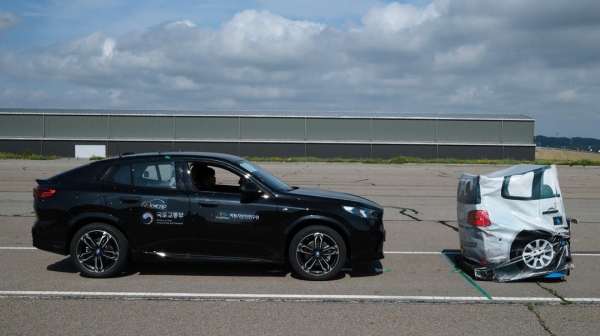 ▲ 페달 오조작 방지장치 평가 (BMW iX2) 2025년 자동차안전도평가(KNCAP) '페달 오조작 방지장치' 신규 도입에 따른 평가 모습 ⓒ한국교통안전공단