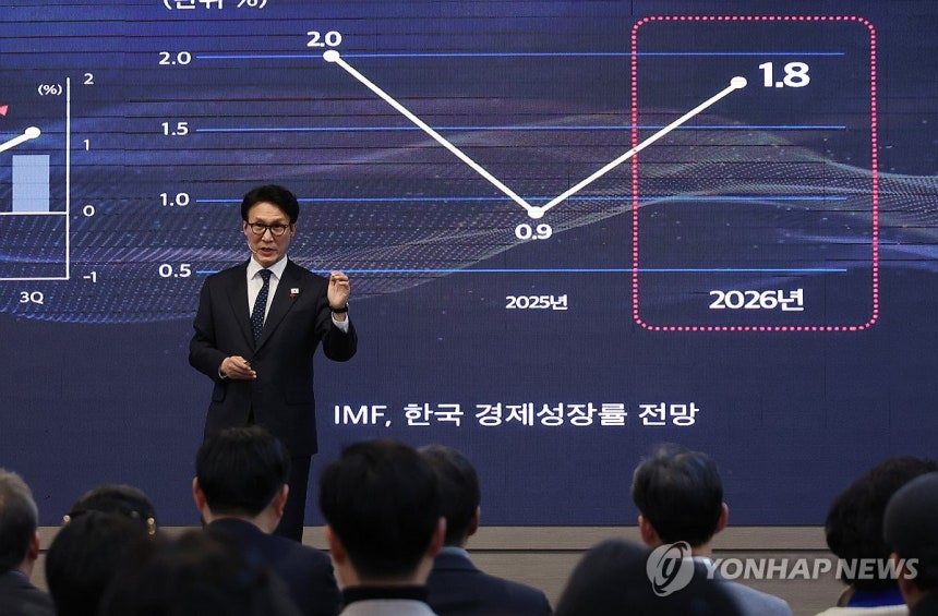 ▲ 김민석 국무총리가 지난 15일 강원도 춘천시 스카이컨벤션웨딩에서 열린 더불어민주당 강원도당 초청 'K-국정설명회'에 참석해 특별 강연을 하고 있다. ⓒ연합뉴스