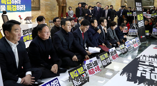 ▲ 닷새째 단식농성 중인 장동혁 국민의힘 대표가 19일 국회 로텐더홀에서 열린 최고위원회의에서 모두발언을 하고 있다. ⓒ이종현 기자