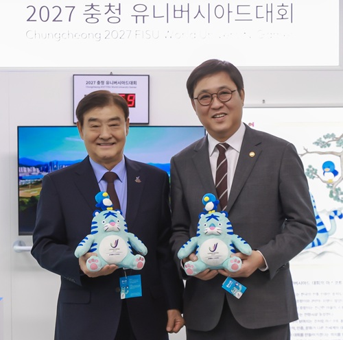 ▲ 19일 최휘영 문화체육관광부 장관이(오른쪽)이 2027 충청 유니버시아드대회 조직위원회를 방문해 강창희 위원장과 대회 준비 현황 점검에 앞서 기념촬영을 하고 있다.ⓒ2027 충청 유니버시아드대회 조직위