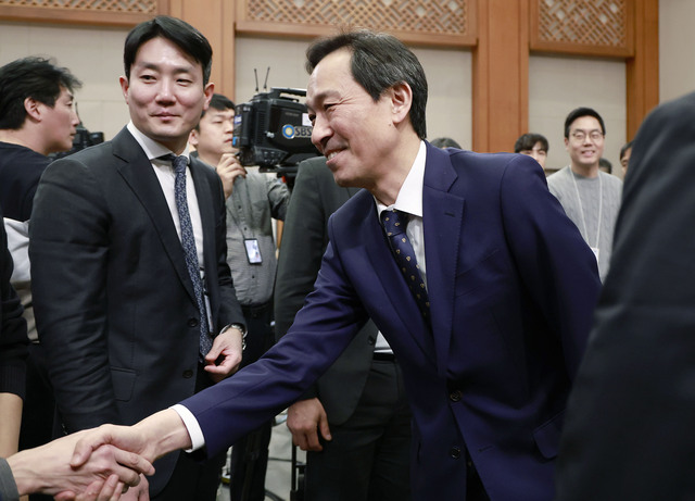 ▲ 사의를 표명한 우상호 정무수석이 18일 청와대에서 기자들과 인사하고 있다. ⓒ뉴시스