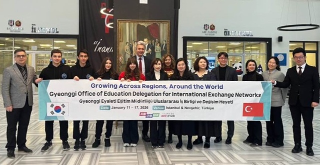▲ 경기도교육청 국제교류협력 추진단이 지난 11일부터 17일까지 튀르키예 이스탄불 등을 찾아 튀르키예 교육 관계자들과 기념촬영을 하고 있다. ⓒ경기도교육청 제공