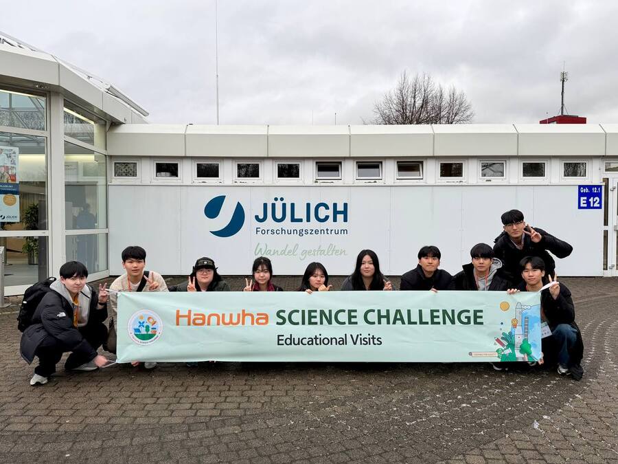▲ 한화사이언스챌린지 수상자들이 독일 율리히 연구소를 방문한 뒤 기념 촬영을 하고 있다.ⓒ한화