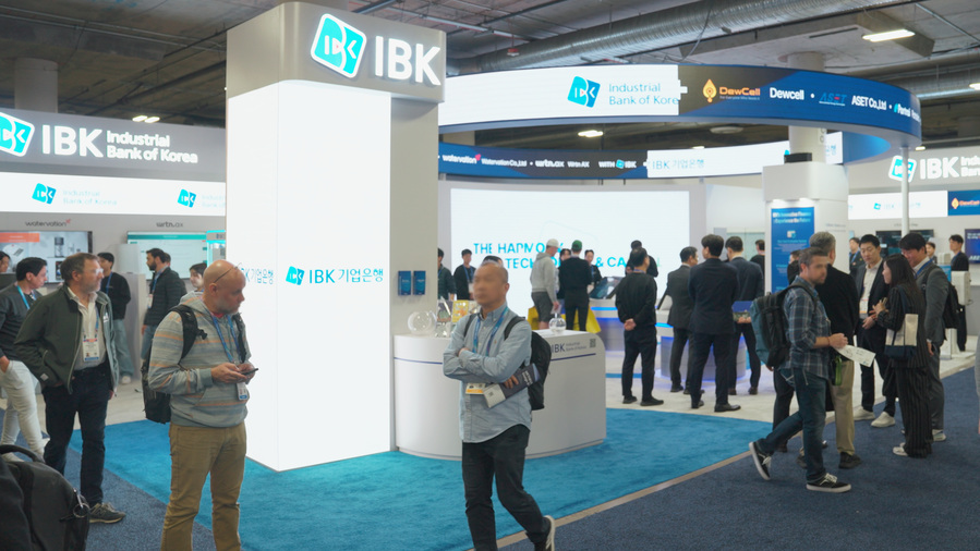 ▲ 미국 라스베가스에서 개최된 CES 2026에서 관람객들이 IBK혁신관을 둘러보고 있는 모습. ⓒIBK기업은행