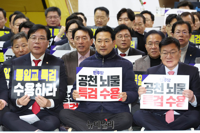 ▲ 장동혁 국민의힘 대표와 송언석 원내대표 및 의원들이 19일 국회 로텐더홀에서 더불어민주당에 통일교·공천헌금 '쌍특검' 수용을 요구하며 구호를 외치고 있다. ⓒ이종현 기자