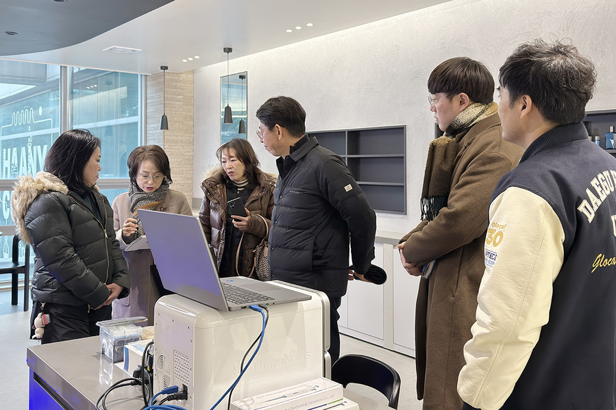 ▲ AI 피부 진단실을 둘러보는 일본 방문단.ⓒ대구한의대