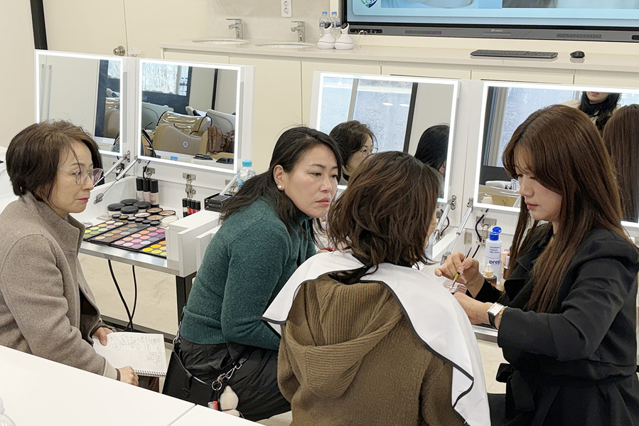 ▲ K-뷰티 코디네이터 교육과정 실습하는 일본 방문단.ⓒ대구한의대