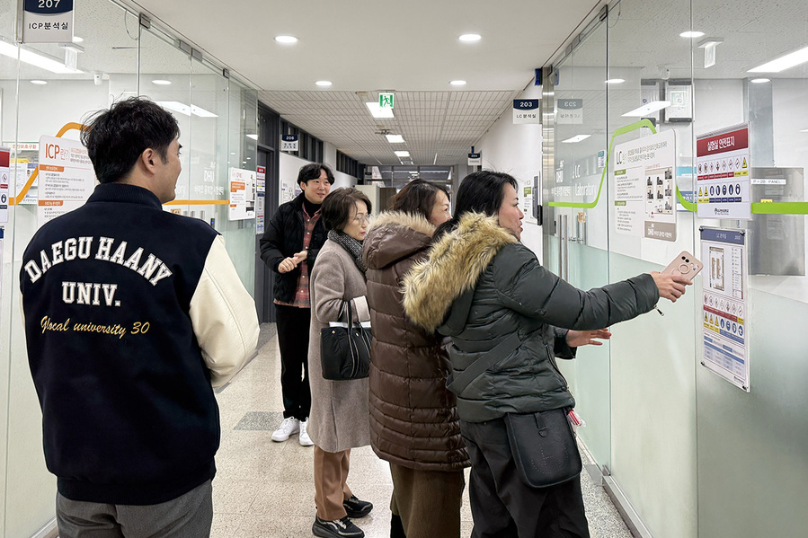 ▲ DHU바이오융복합시험센터를 둘러 보는 일본 방문단.ⓒ대구한의대