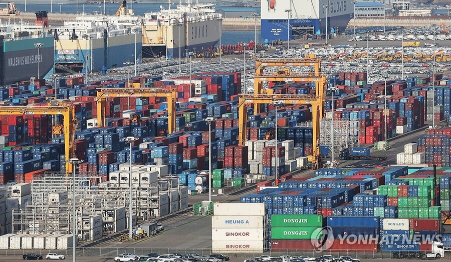 ▲ 경기도 평택항에 컨테이너가 쌓여 있는 모습. ⓒ연합뉴스