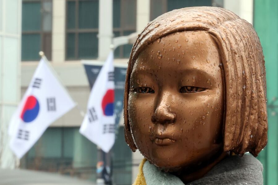 ▲ 제105주년 3·1절을 하루 앞둔 29일 부산 동구 일본총영사관 앞 평화의소녀상 눈에 빗물이 맺혀 있는 가운데 도로변에 태극기가 게양돼 있다. ⓒ뉴시스
