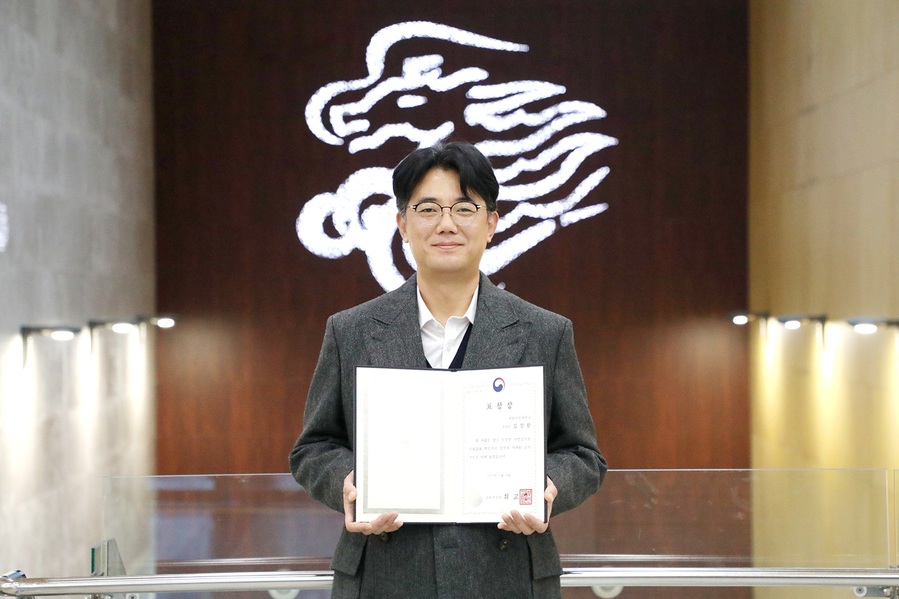 ▲ 영남이공대학교(총장 이재용) 일학습병행지원센터 김창환 센터장이 직업교육혁신지구 사업을 통해 지역 직업계고 학생들의 선취업·후진학 성장경로를 체계적으로 구축한 공로를 인정받아 교육부 장관상 표창을 받았다.ⓒ영남이공대