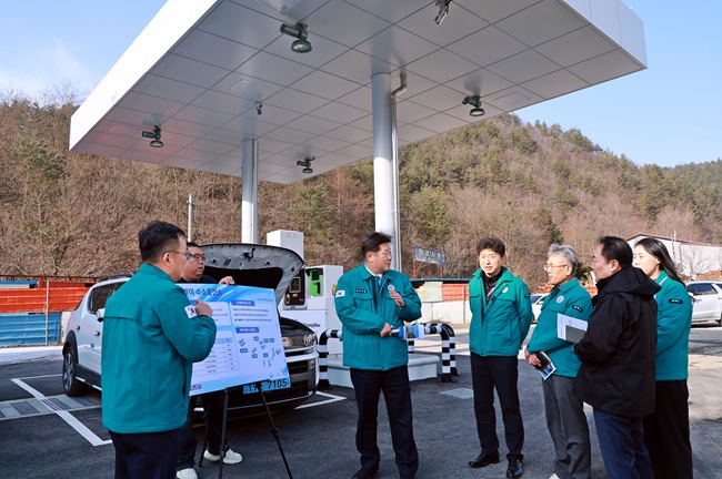 ▲ 이상호 태백시장이 19일 지역 최초 수소충전소를 대상으로 운영 준비상황과 안전관리체계를 점검했다. ⓒ태백시