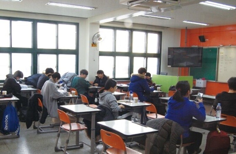 ▲ 인천시 중구는 오는 2월부터 취업을 준비하는 지역 청년들을 위해 월 최대 10만원의 청년 자격증 응시료 지원사업을 실시한다. 한국사능력검정시험을 보고 있는 모습.ⓒ인천 중구 제공