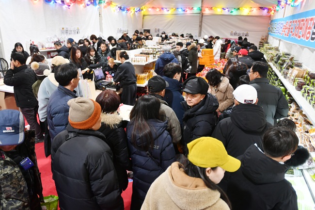 ▲ 지난 17일, 주말을 맞아 화천산천어축제장을 찾은 관광객들로 인해 축제장 내 농특산물 판매장이 붐비고 있다. ⓒ화천군