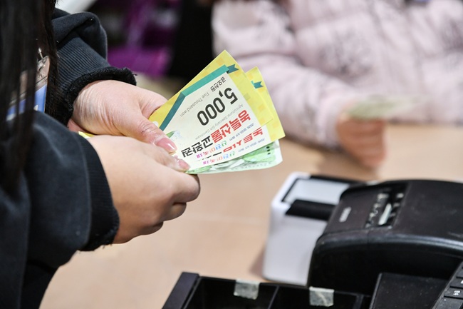 ▲ 산천어 얼음낚시 유료 관광객들은 입장료 1만5000원을 내면, 액면가 5000원의 농특산물 교환권을 돌려받을 수 있어 더욱 저렴한 가격에 농산물 구입이 가능하다. ⓒ화천군