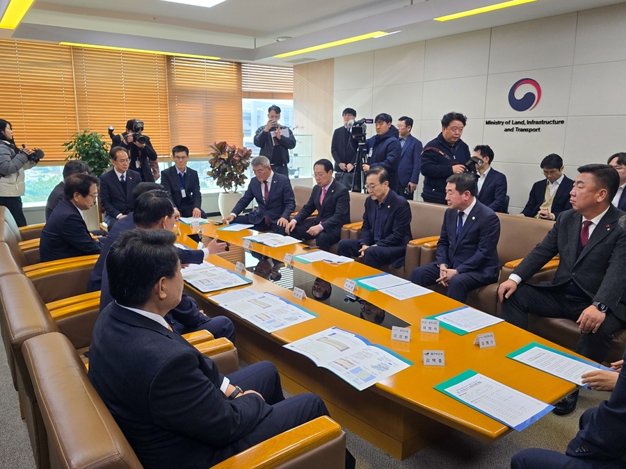 ▲ 영주시는 충남·충북·경북 등 3도 13개 시장·군수 협력체와 함께 중부권 동서횡단철도의 국가철도망 구축계획 반영을 위해 공동 대응에 나섰다.ⓒ영주시