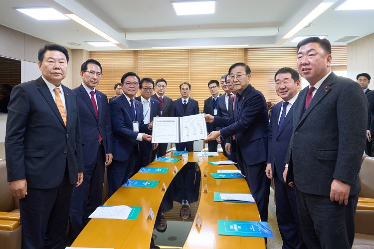 ▲ 이재영 증평군수 등 중부권 동서횡단철도 경유지로 예상되는 13개 시군단체장들이 19일 동서횡단철도 국가계획 반영을 건의하는 건의문을 김윤덕 국토부 장관에게 전달하고 있다.