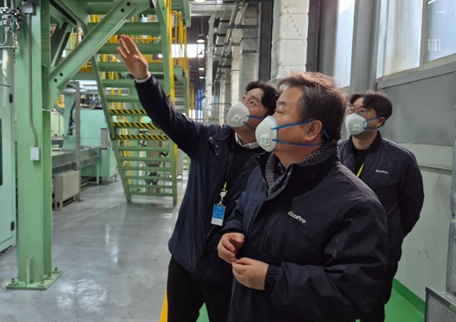 ▲ 이동채 에코프로 창업주(가운데)가 충북 청주시 에코프로비엠 연구동을 방문해 관계자들과 이야기를 나누고 있다.ⓒ에코프로