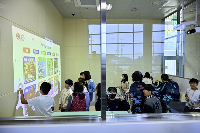 ▲ 지난해 11월 소야초등학교 학생들이 미디어센터를 견학하고 있는 모습. ⓒ속초시