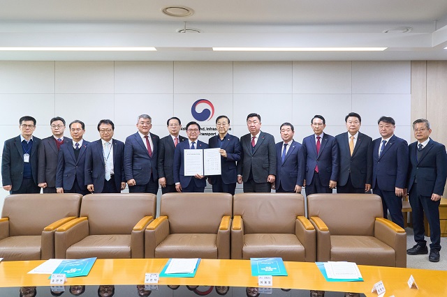 ▲ 울진군을 포함한 13개 시·군 협력체는 국토교통부 장관실을 방문해 중부권 동서횡단철도 건설사업을 제5차 국가철도망 구축계획에 포함해 줄 것을 촉구하는 공동건의문을 제출했다.ⓒ울진군