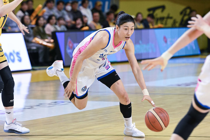 ▲ 이해란이 23점 6리바운드를 올린 삼성생명이 KB를 꺾었다.ⓒWKBL 제공