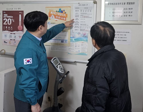 ▲ 고성진 세종시 시민안전실장이 지난 19일 한파쉼터의 난방기 등을 점검하고 있다.ⓒ세종시