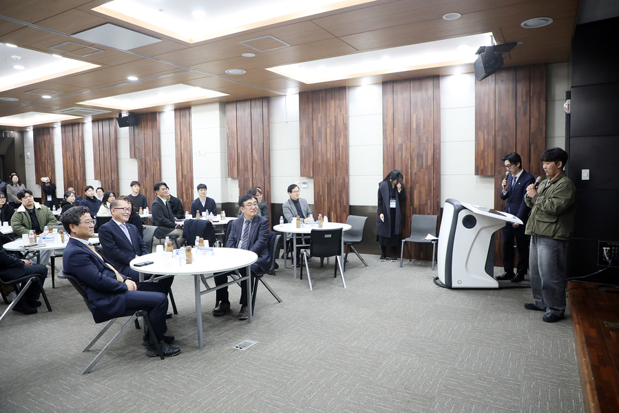▲ 참석자들이 과정평가형 국가기술자격 교육 훈련과정 시행 선포를 하고 있다.ⓒ영남이공대