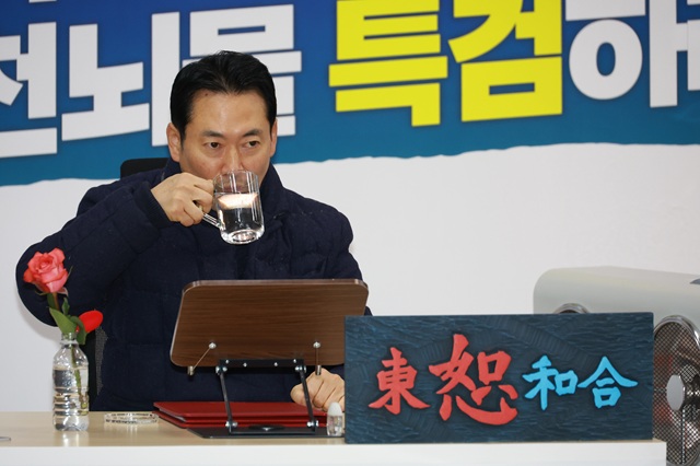 ▲ 단식농성 닷새째인 장동혁 국민의힘 대표가 19일 서울 여의도 국회 로텐더홀에서 물을 마시고 있다. ⓒ뉴시스