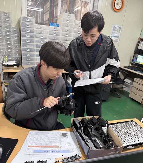 ▲ 충북보건과학대학교 외국인 유학생이 지역내 업체에서 현장체험을 하고 있다.