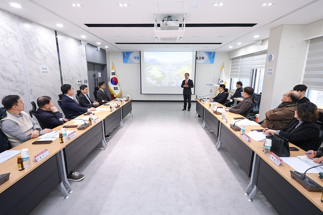 ▲ 삼척시가 지난 19일 시청 본관에서 '첨단가속기 기반 의료클러스터 조성을 위한 개발계획 수립 및 실행지원 프로젝트 용역 착수보고회'를 개최했다. ⓒ삼척시