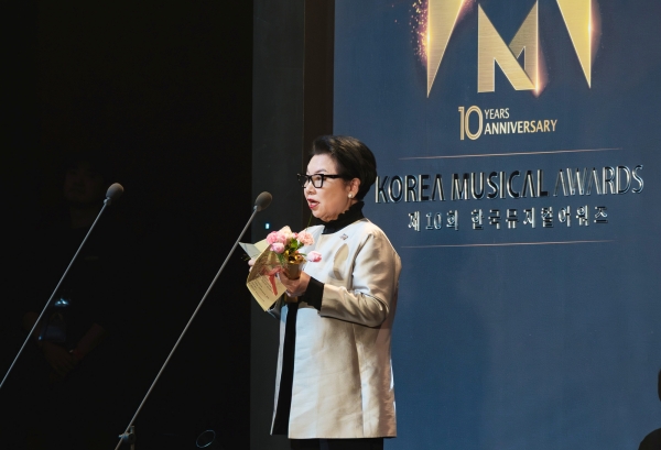▲ 지난 19일 CJ문화재단이 세종문화회관 대극장에서 열린 ‘제10회 한국뮤지컬어워즈’에서 공로상을 수상한 가운데 민희경 CJ사회공헌추진단장이 소감을 말하고 있다.ⓒ한국뮤지컬어워즈협회