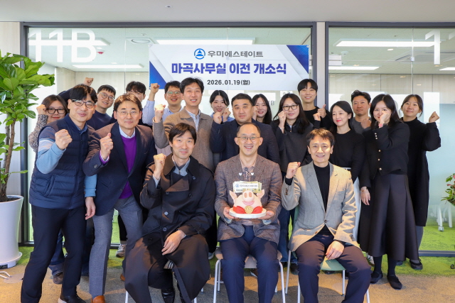 ▲ 김정훈 우미에스테이트 대표(가운데)와 임직원들이 사옥 이전을 기념하며 사진촬영을 하고 있다. ⓒ우미건설