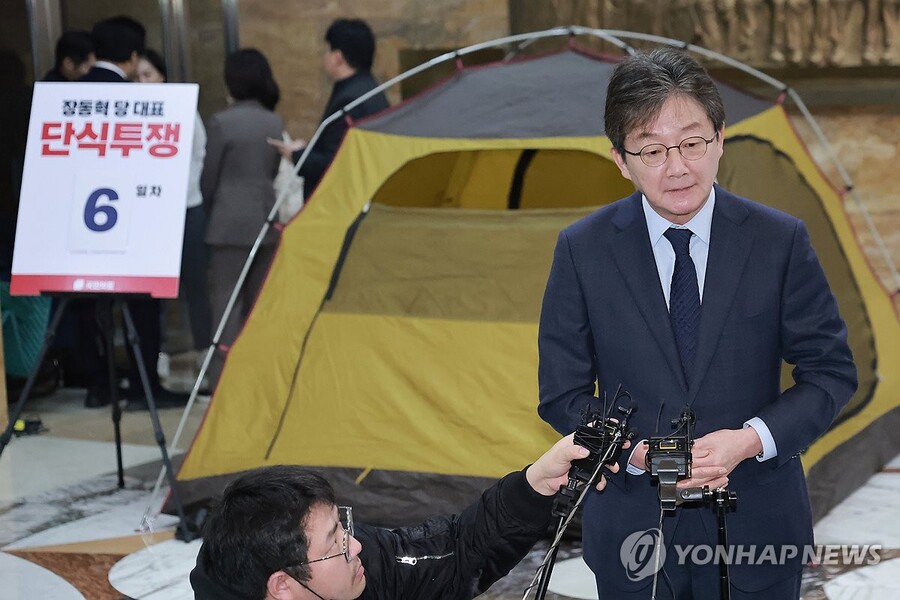 ▲ 유승민 전 의원이 20일 국회 로텐더홀에서 단식 중인 국민의힘 장동혁 대표를 만난 뒤 취재진과 인터뷰하고 있다. 2026.1.20. ⓒ연합뉴스