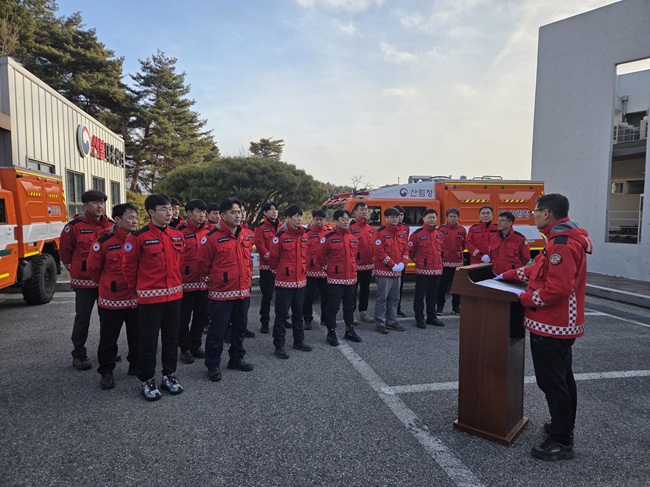 ▲ 최수천 동부지방산림청장이 산불재난특수진화대에게 산불초기대응에 대해 당부하고 있다. ⓒ동부지방산림청