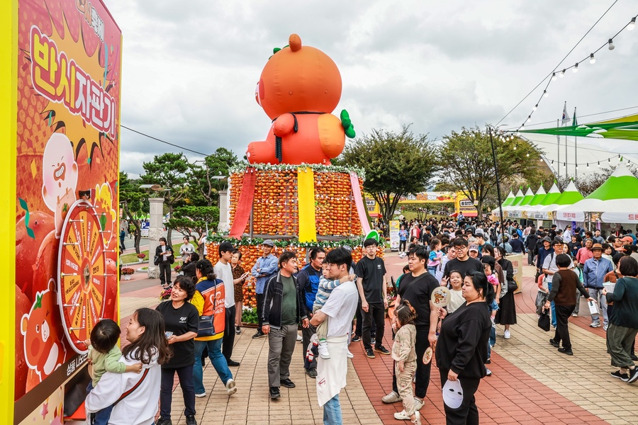 ▲ 청도반시축제는 이번 평가에서 전국 유일의 씨 없는 감인 청도반시를 주제로 한 독창적인 콘텐츠 구성은 물론, 지역경제 활성화 기여도, 안전하고 친환경적인 축제 운영 등 모든 지표에서 고르게 높은 점수를 받았다.ⓒ청도군