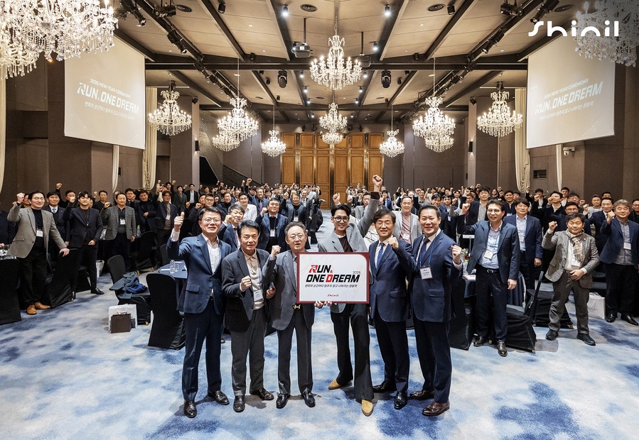 ▲ 2026년 신일 신년회에 참석한 (왼쪽 세번째부터) 김영 회장, 배우 정경호, 정윤석 대표 ⓒ신일전자