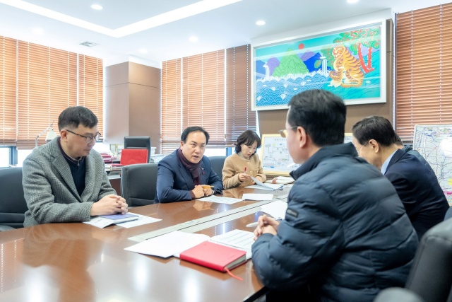 ▲ DS파워와 요금 관련 협의를 하고 있는 이권재 시장(자료사진)ⓒ오산시 제공
