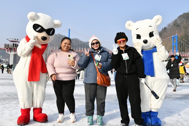 ▲ 겨울축제로 자리매김하고 있는 화천산천어축제에 동남 아시아 관광객들의 발길이 이어지고 있다. ⓒ화천군