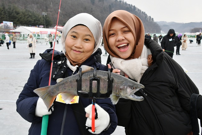 ▲ 겨울축제로 자리매김하고 있는 화천산천어축제에 동남 아시아 관광객들의 발길이 이어지고 있다. ⓒ화천군