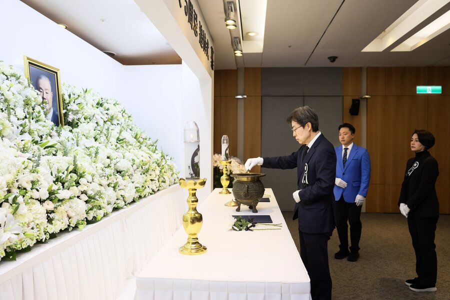 ▲ 故 김상하 명예회장 5주기 추도식에서 차남 김정 부회장이 분향하고 있다.ⓒ삼양그룹