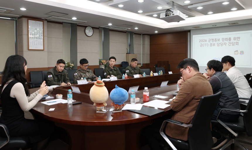 ▲ 가평군과 군 홍보담당자들이 사회관계망서비스 홍보 방안을 논의하고 있다 ⓒ가평군 제공
